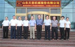 清華大學(xué)建筑設(shè)計研究院副院長、研究員侯建群蒞臨